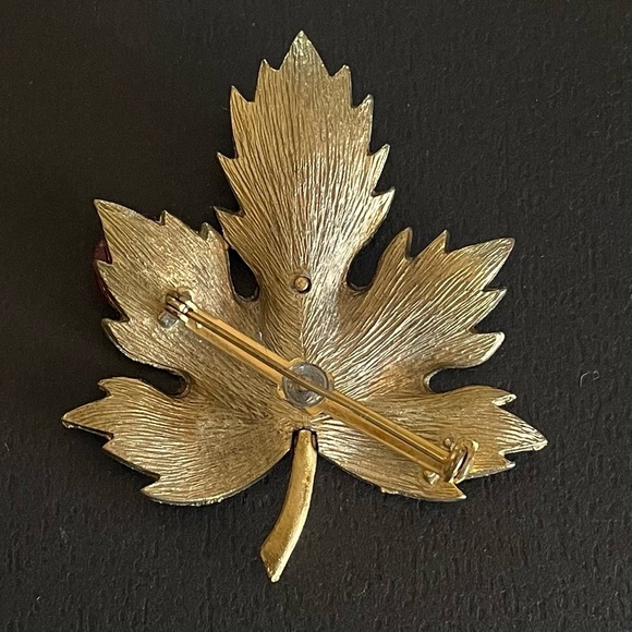 Vintage Maple Leaf Brooch Goldtone and Black with Pink Cabochon - Picture 2 of 6